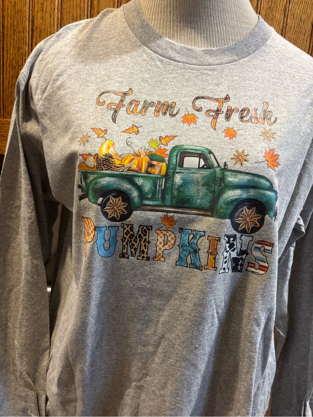 👒Gildan Gray Long-Sleeve Tee with Green Truck Pumpkin Graphic